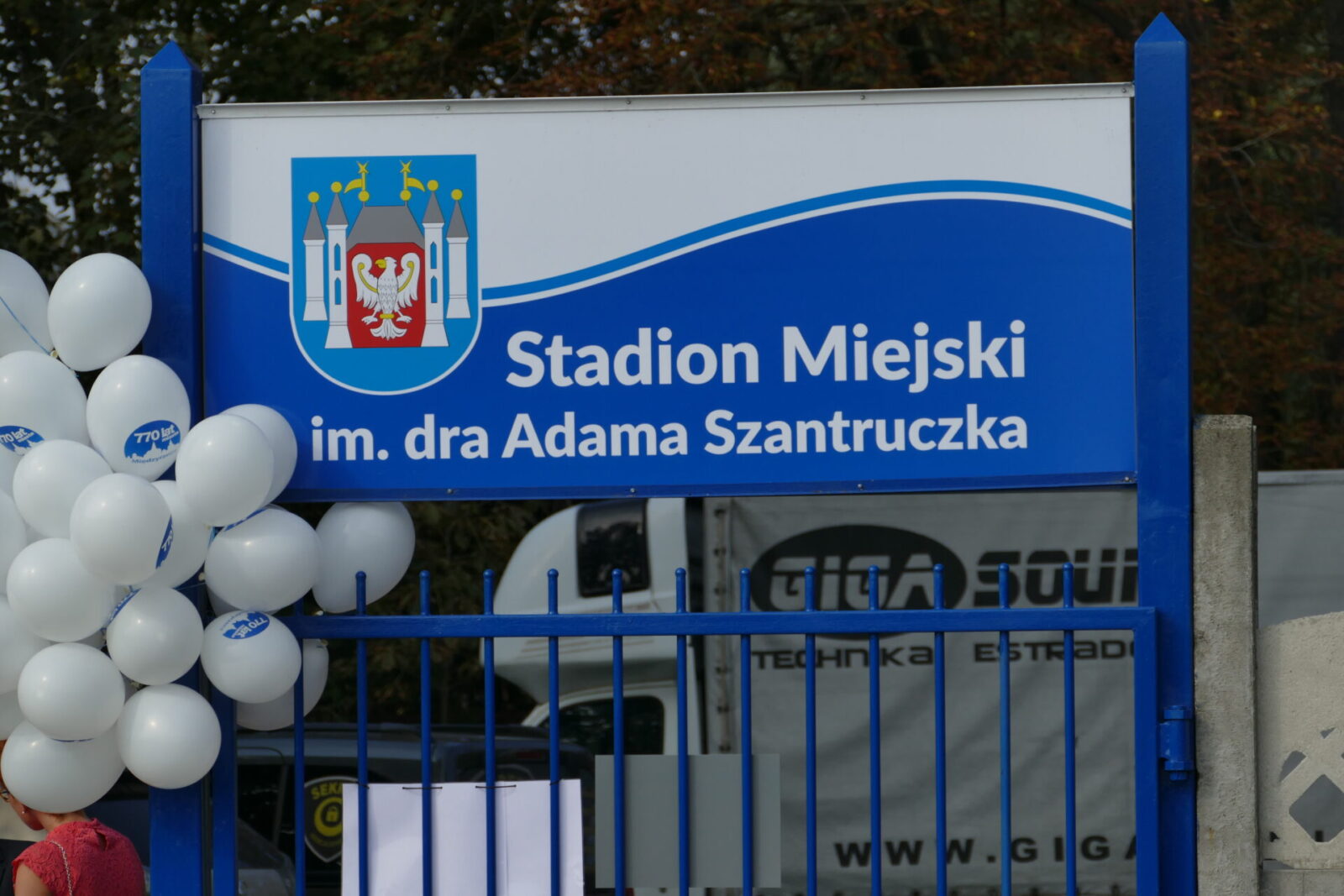 Stadion - Tablica informacyjna z nazwą umieszczona przy wejściu na obiekt.