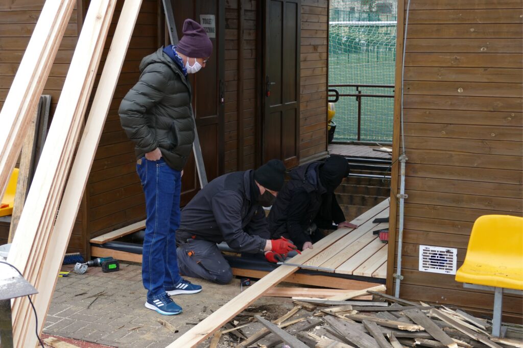 Pracownicy MOSiW remontują budynki sportowe na terenie boisk orlik w Międzyrzeczu.