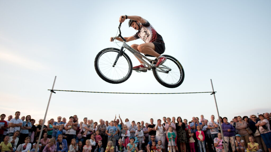 Akrobata bijący rekord w skoku wzwyż na rowerze