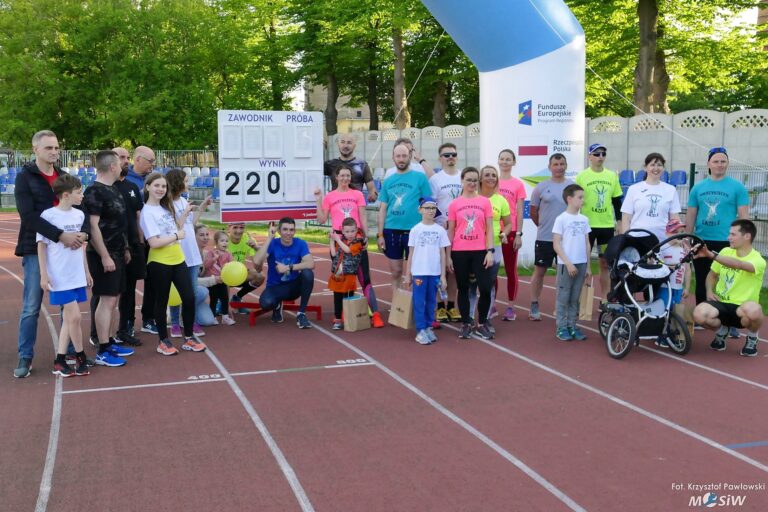 Zdjęcie przedstawia uczestników Biegowej Bitwy Miast, która odbyła się na Stadionie Miejskim w Międzyrzeczu