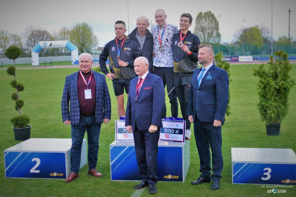 Medaliści Mistrzostw Polski w biegu na 1000 metrów na podium wraz z burmistrzem Międzyrzecza oraz działaczami sportowymi