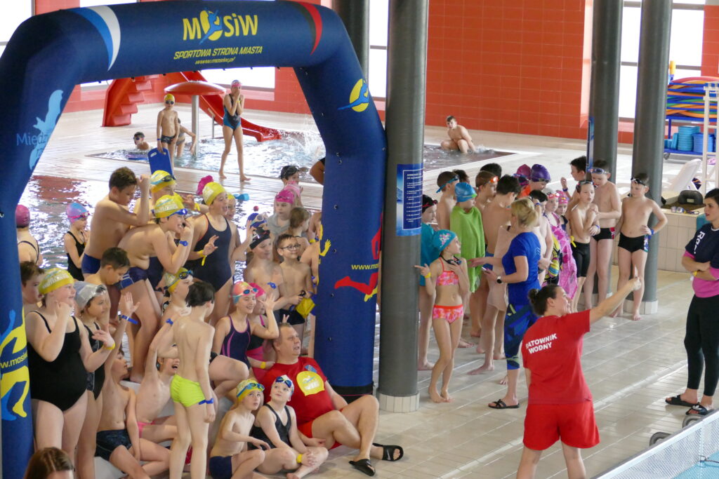 Dzieci podczas dekoracji w zawodach pływackich