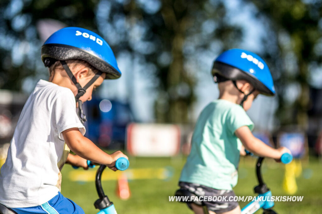 dzieci na rowerach na akademi rowerowej